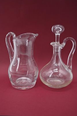 deux vases en verre transparent posés sur une surface rouge