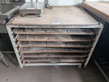 une photo d'une cuisine où l'on voit plusieurs plateaux remplis de plats