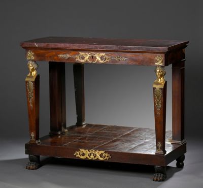 une vieille table en bois avec un plateau en cuir et des bordures dorées