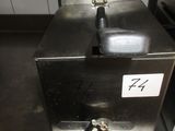 l'image d'une machine posée sur un comptoir