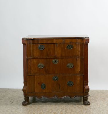Petite commode en placage d'acajou ouvrant à 4 tiroirs sur 3…