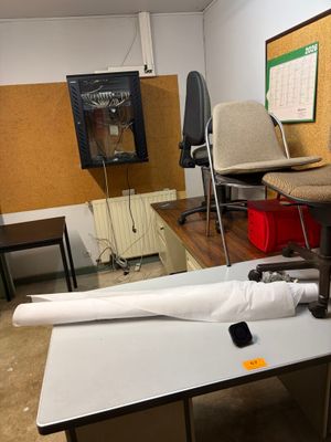 un parapluie blanc posé sur une table dans une pièce