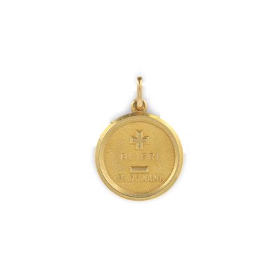 Gros plan sur une pièce d'or ornée d'une croix