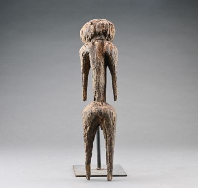 une image représentant une sculpture en bois d'un homme à la longue barbe