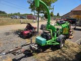 une voiture verte garée sur le bord de la route