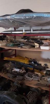une planche de surf posée sur une étagère dans un garage