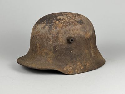 un gros plan d'un casque posé sur une surface blanche