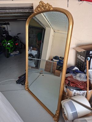 un miroir posé par terre dans un garage