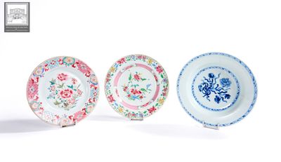 Chine, lot de 3 assiettes en porcelaine dont deux à décor po…