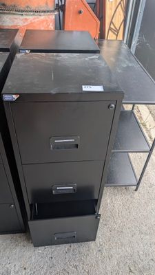 deux armoires de classement noires placées côte à côte sur un trottoir