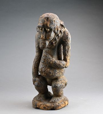 une vieille statue représentant un homme tenant un bébé dans ses bras
