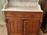 une armoire en bois avec un plateau en marbre, posée sur un parquet en bois massif