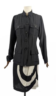 une photo d'une robe et d'une veste noires et blanches sur un mannequin