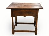 une petite table en bois avec un tiroir