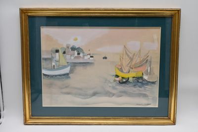 tableau représentant un bateau et un autre bateau sur un plan d'eau, avec une maison en arrière-plan