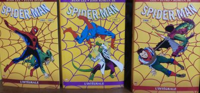 des bandes dessinées Spider-Man sur une étagère dans un magasin