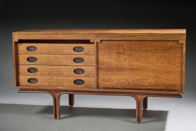 un gros plan d'une commode en bois avec des tiroirs et des tiroirs