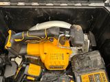 une boîte à outils remplie d'outils électriques