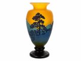 un vase jaune orné d'un motif bleu et jaune