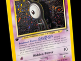gros plan d'une carte pokemon sur fond noir