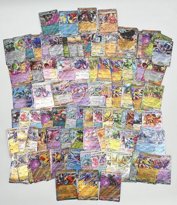 une pile de cartes pokemon posée sur une table