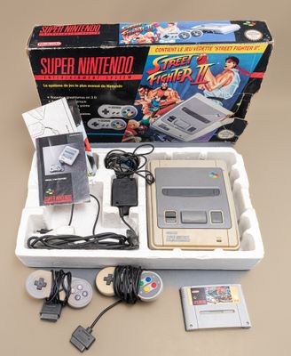 une boîte sur laquelle figurent un jeu et une manette
