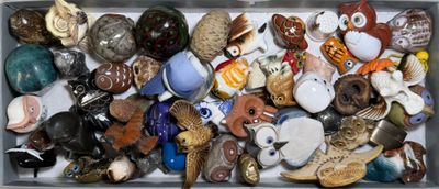 une boîte remplie de boutons et d'aimants de toutes sortes