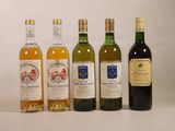 quatre bouteilles de vin posées les unes à côté des autres sur une table