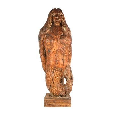 statue en bois représentant une femme aux cheveux longs, posée sur un socle en bois