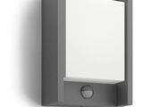 un gros plan d'une lampe fixée au mur, à côté d'un distributeur de papier essuie-tout