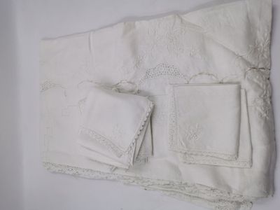 un morceau de tissu blanc posé sur une surface blanche