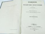 un livre ouvert posé sur une table à côté d'une table blanche