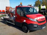 un camion rouge garé à côté d'un camion blanc