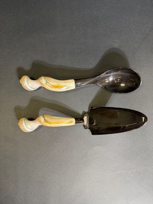 two spoons that are sitting next to each other on a table