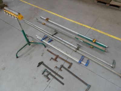 un grand nombre d'outils posés à même le sol