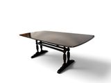 un gros plan d'une table sur fond blanc, avec un fond blanc