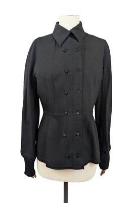 une veste noire sur un mannequin, sur fond blanc