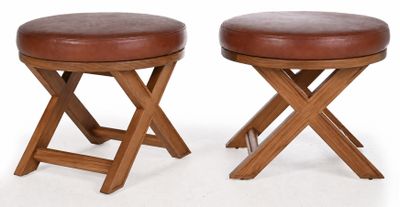 une paire de tabourets en bois avec des assises en cuir marron sur fond blanc