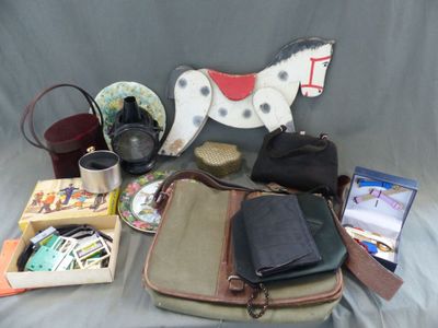 beaucoup d'objets posés sur un lit