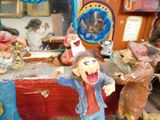 de nombreuses figurines exposées dans un magasin