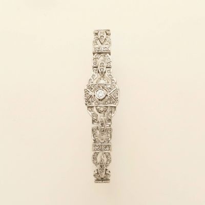 Bracelet articulé en métal argenté, composé de motifs géomét…