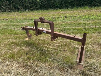 une photo d'un engin agricole rouillé dans un champ
