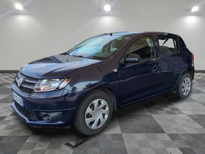 la photo d'une voiture bleue garée dans un garage