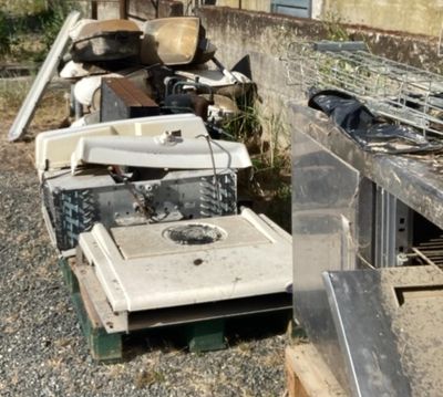 beaucoup de détritus par terre devant un immeuble