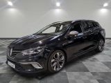 La voiture noire est garée sur un sol en carrelage à damier.