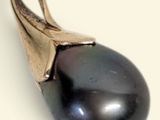 an image of a black pearl pendant on a white background