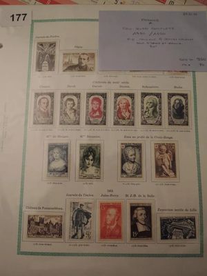 une photo d'une collection de timbres sur une table