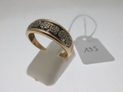Gros plan sur une bague avec une étiquette de prix.
