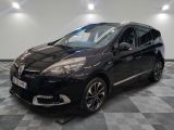la voiture noire est garée sur un sol en damier dans le garage