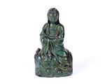 statue d'une femme assise sur un rocher, sur fond blanc